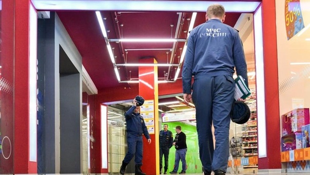 пожарники в торговом центре мчс. пожарная безопасность в торговых центрах. противопожарные памятки в торговых центрах. пожарная безопасность в торговых центрах. пожарная безопасность торговых центров.