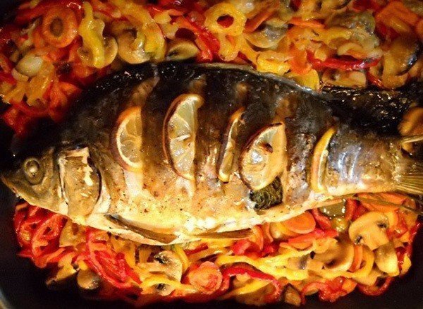 РЫБКА В ДУХОВКЕ: ЛУЧШИЕ РЕЦЕПТЫ Что может быть вкуснее 1) ЛОСОСЬ В ДУХОВКЕ ИНГРЕДИЕНТЫ:Филе лосося 600 гЛимон 1 шт Лавровый лист 4 штЛук репчатый 1 шт по желанию Соль по вкусу Перец горошком по