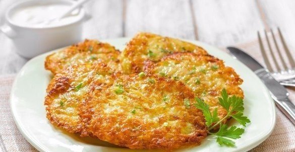 ТОП-5 САМЫХ ВКУСНЫХ ДРАНИКОВ 1. Драники Ингредиенты: - картофель - 6 шт (700 г), - лук репчатый - 2 шт, - яйцо- 1 шт, - мука - 2 столовых ложки, - растительное масло, - соль, - свежемолотый