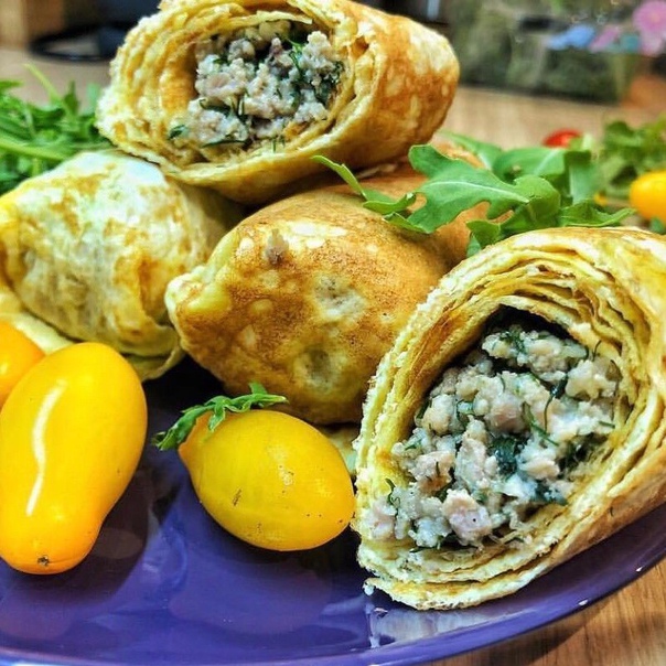 ЯИЧНЫЕ БЛИНЧИКИ, ФАРШИРОВАННЫЕ КУРОЧКОЙ ДЛЯ ТЕХ, КТО СЛЕДИТ ЗА ФИГУРОЙ! Ингредиенты (на 10 шт.): - филе куриного бедра - 600 гр - репчатый лук - 300 гр - кабачок - 100 гр - яйцо куриное - 10 шт.
