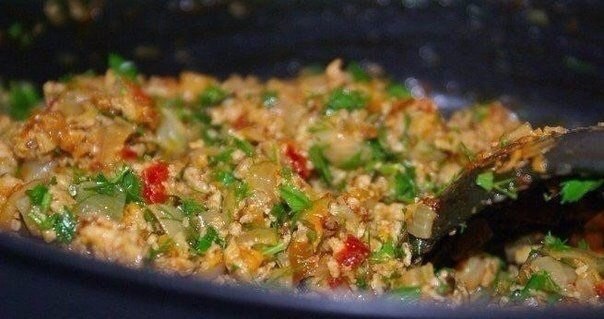 Пирожки с мясной начинкой Что нужно: Молоко 400 гМасло сливочное 150 гСахар 2 ст. л.Соль 0,5 ч. л.Дрожжи сухие 2 ч. л.Мука 700750 гНачинка:Мясной фарш 700 гЛук 23 шт.ЗеленьПомидор без кожицы
