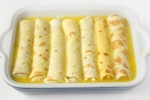 Яичные рулетики с мясной начинкой - отличный завтрак! Ингредиенты:Яйца куриные 7 шт.Свиной фарш 500 гЛук фиолетовый 1 шт.Сыр твёрдый 100 гСметана 4 ст. л.Соль 2 ч. л.Перец чёрный молотый 2