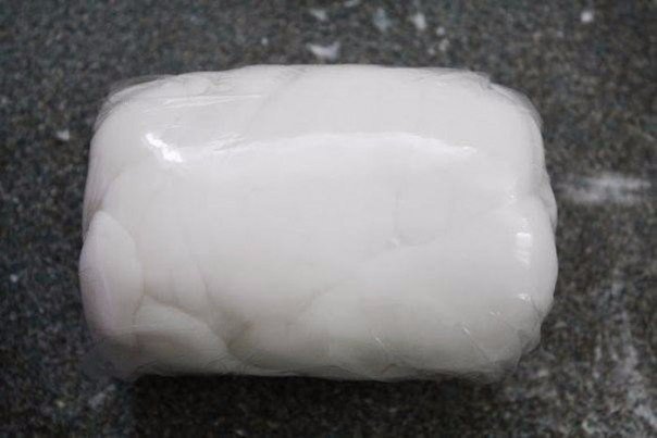 Хoлодный фарфор своими руками Понадобится: 1 стакан кукурузного крахмала 1 стакан клея ПВА 2 ст. ложки уксуса 2 ст. ложки детского лосьона 1) Смешиваем жидкие ингредиенты; 2) Добавляем крахмал;