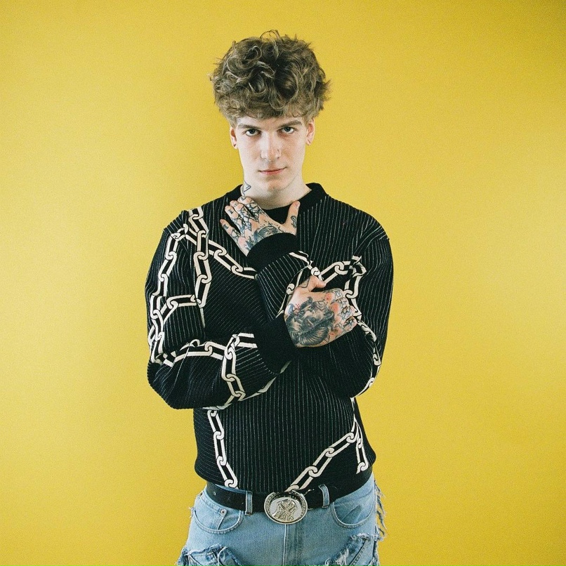 Listen to LOVER, DEVA - ТАНЦУЙ by оли in New & hot: Global Beats playlist online