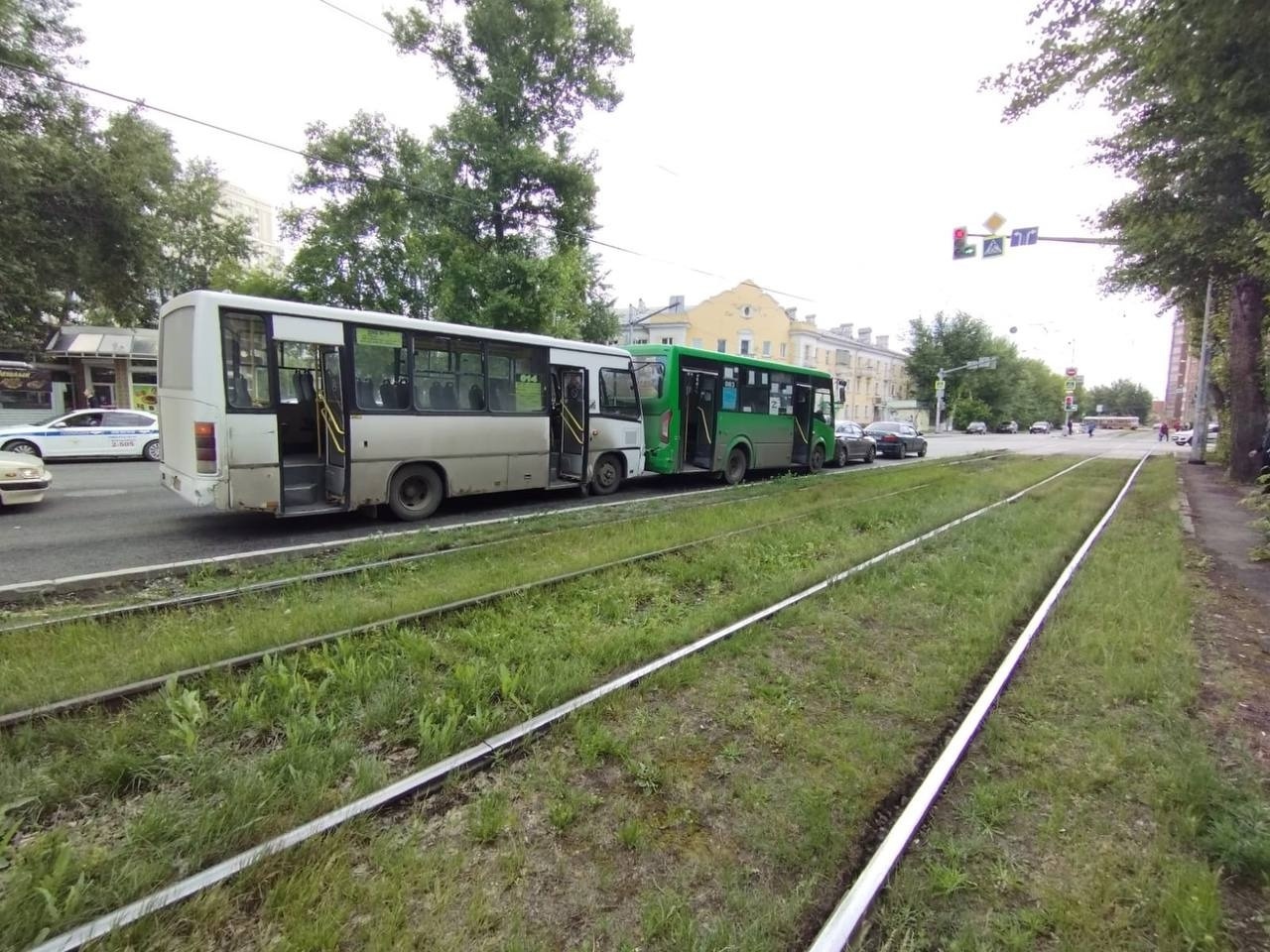 В Екатеринбурге столкнулись два автобуса и две легковушки  Это картинка