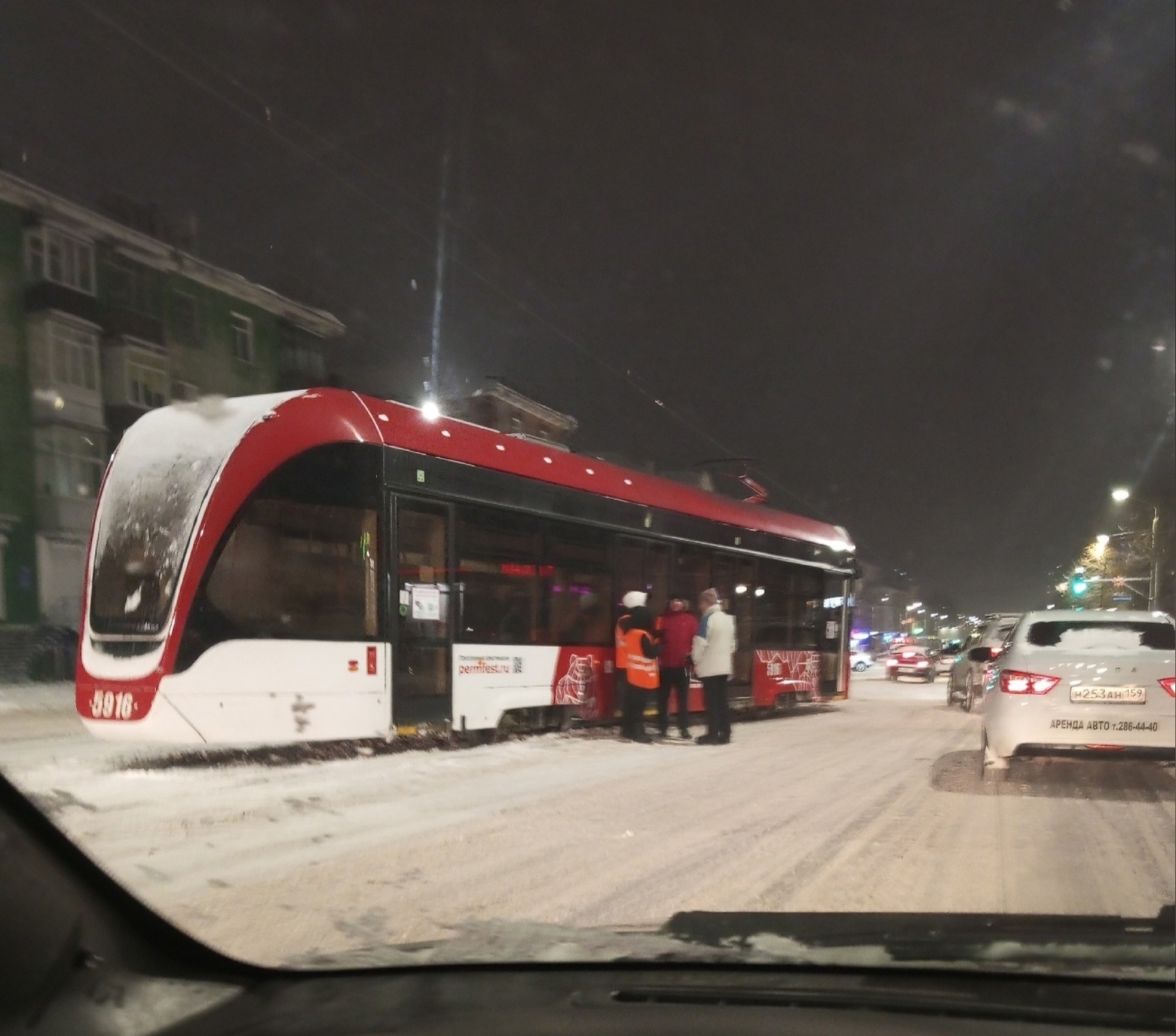 10 декабря.  Мира - Качалова, из-за снега трамвай сошёл с рельсов Это картинка